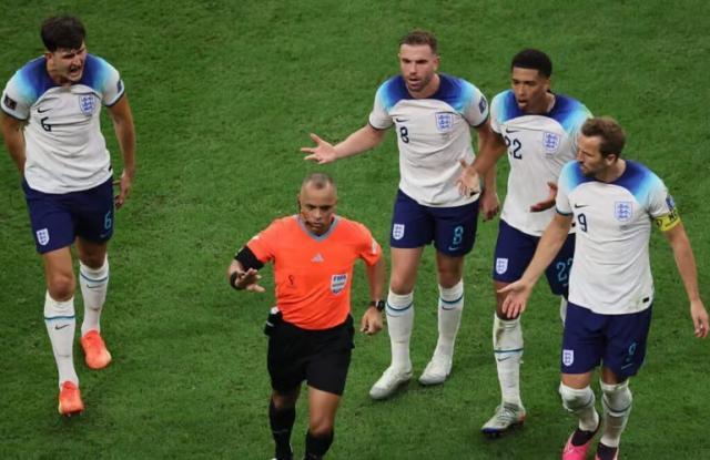 低调看-欧洲杯新规严禁“围攻”裁判：队长沟通，违者染黄