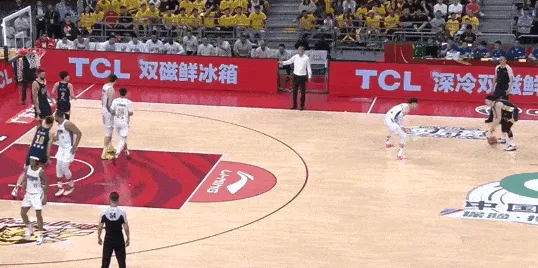 足球直播在线观看免费观看-胡明轩连中三分已砍下20分，但最后一攻被抢断完成暴扣