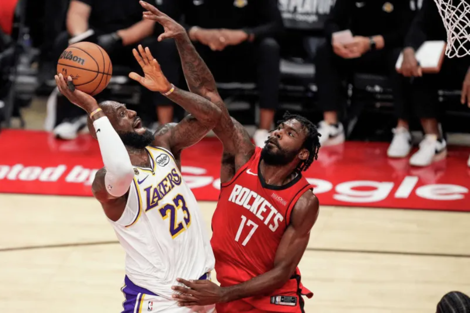 NBA直播-丑陋1-3！湖人惨败詹姆斯8失误，裁判抢戏艾顿驱逐，火箭机会来了